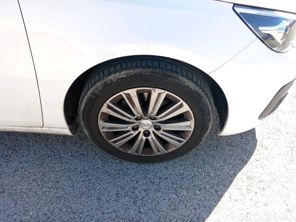  Peugeot  308 PEUGEOT  / 2017 / 5P / berlina con portón 5p Allure PureTech 130 S&S (CX) #5