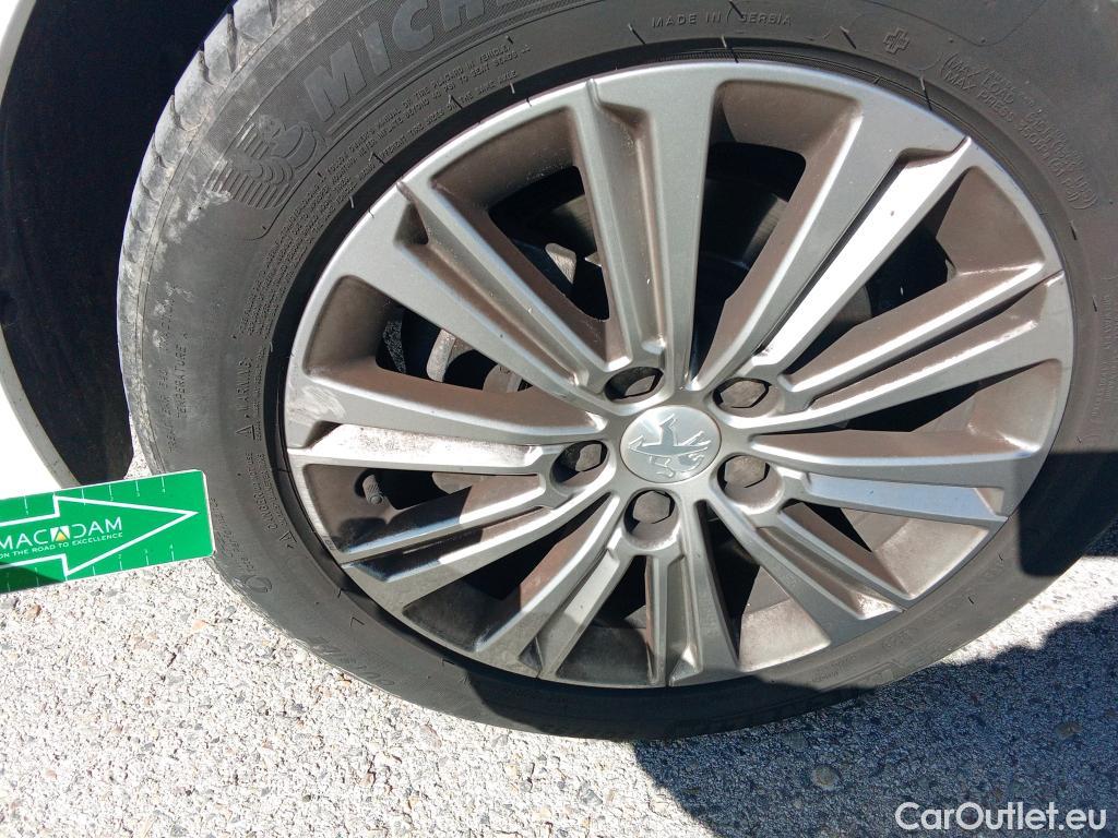  Peugeot  308 PEUGEOT  / 2017 / 5P / berlina con portón 5p Allure PureTech 130 S&S (CX) #4