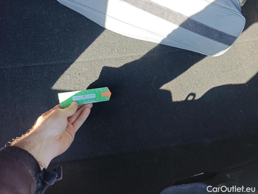  Toyota  Yaris TOYOTA  / 2020 / 5P / berlina con portón 1.5 120H Business Plus #41