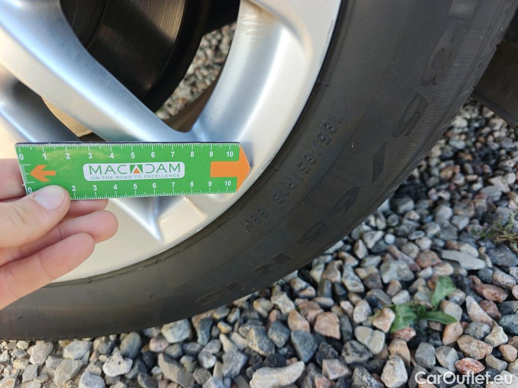  Toyota  Yaris TOYOTA  / 2020 / 5P / berlina con portón 1.5 120H Business Plus #69