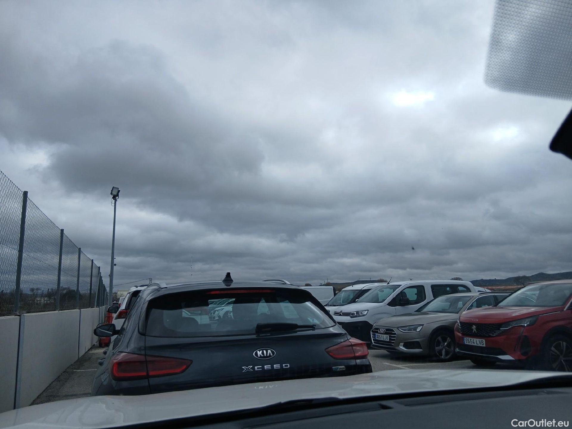  Toyota  RAV4 TOYOTA  / 2018 / 5P / todoterreno 2.5l 220H Business 4WD #33