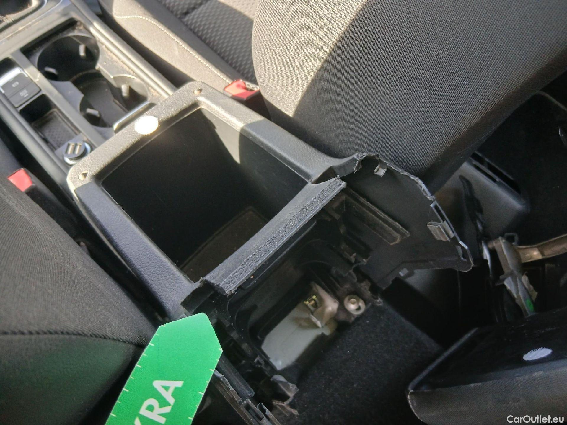  Volkswagen  Golf  VOLKSWAGEN / 2016 / 5P / berlina con portón Last Edition 1.6 TDI 85kW (115CV) #2