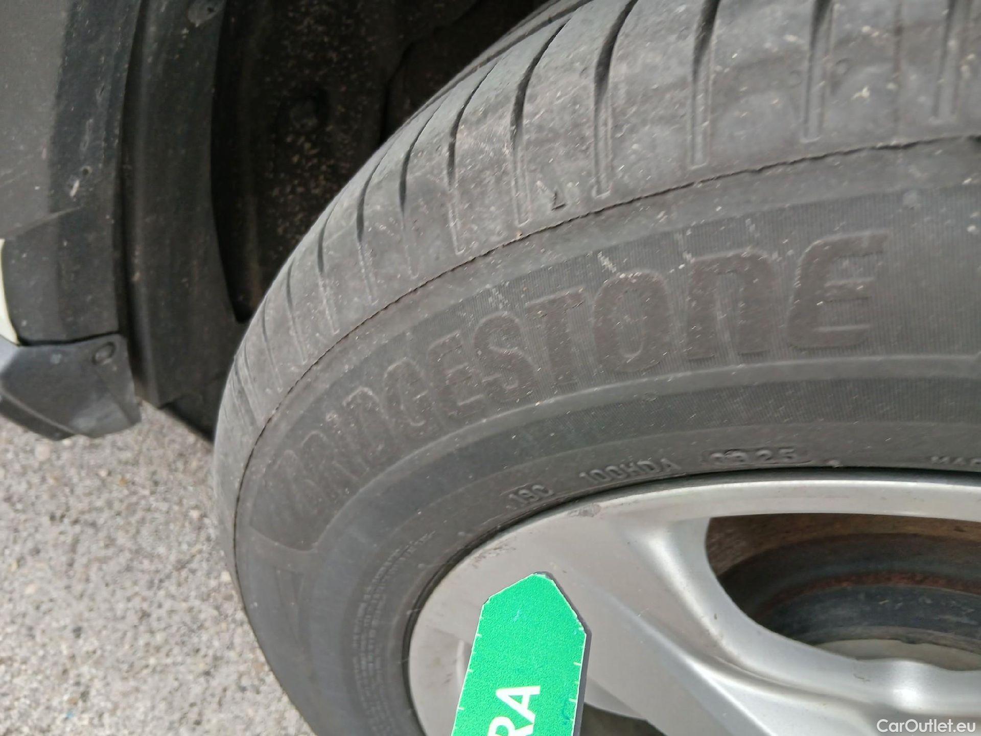  Toyota  RAV4 TOYOTA  / 2018 / 5P / todoterreno 2.5l 220H Business 4WD #2