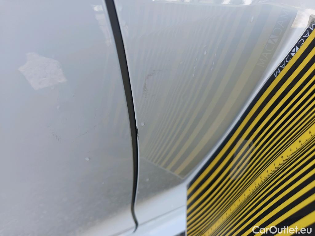  Toyota  Yaris TOYOTA  / 2020 / 5P / berlina con portón 1.5 120H Business Plus #32