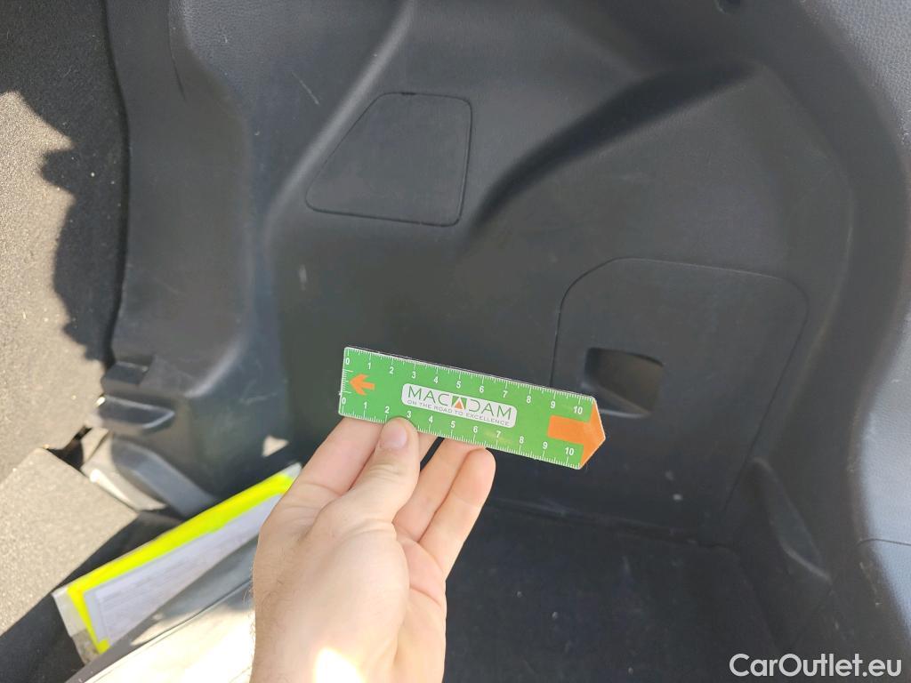  Toyota  Yaris TOYOTA  / 2020 / 5P / berlina con portón 1.5 120H Business Plus #56