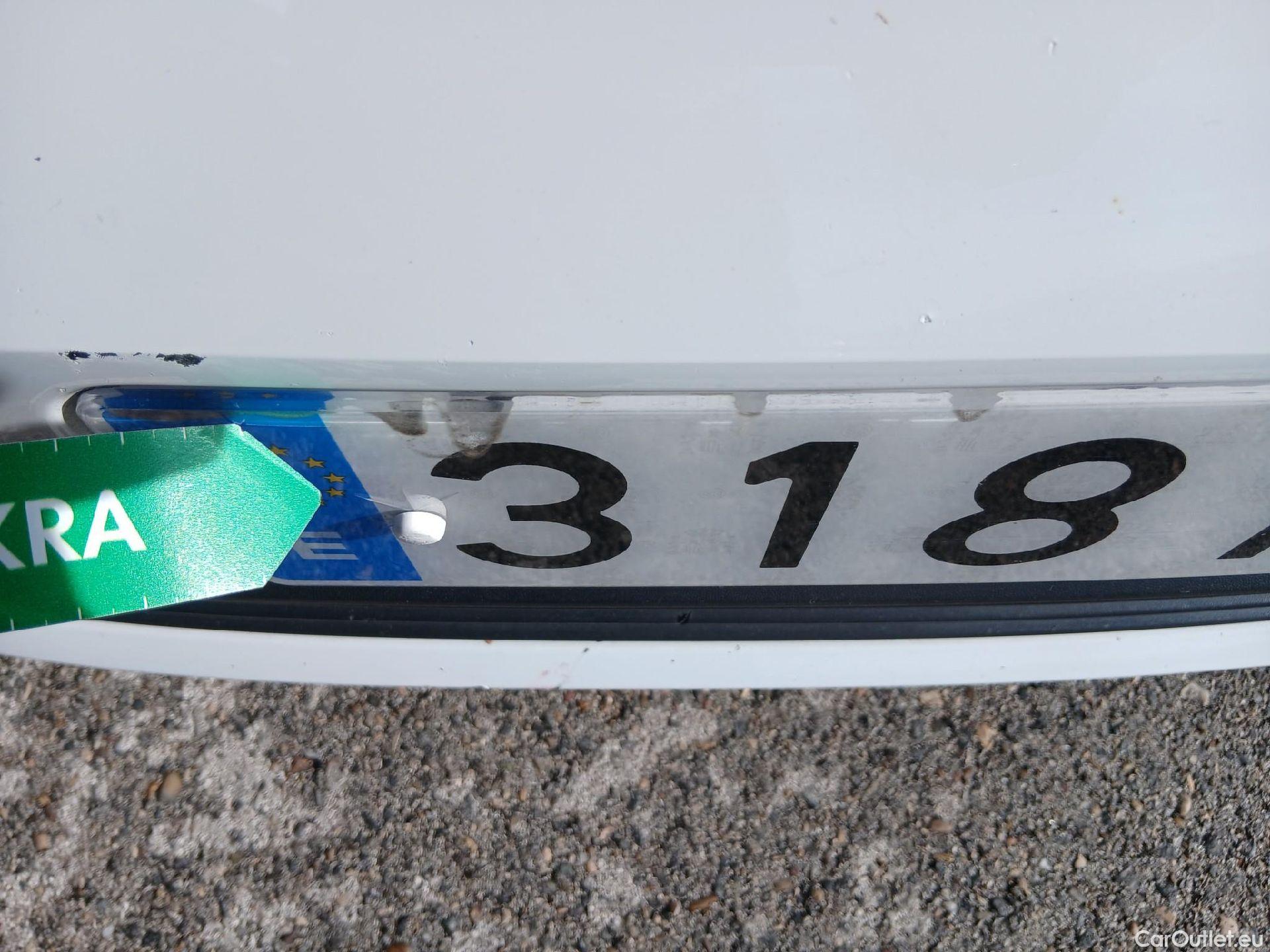  Volkswagen  Golf  VOLKSWAGEN / 2016 / 5P / berlina con portón Last Edition 1.6 TDI 85kW (115CV) #13