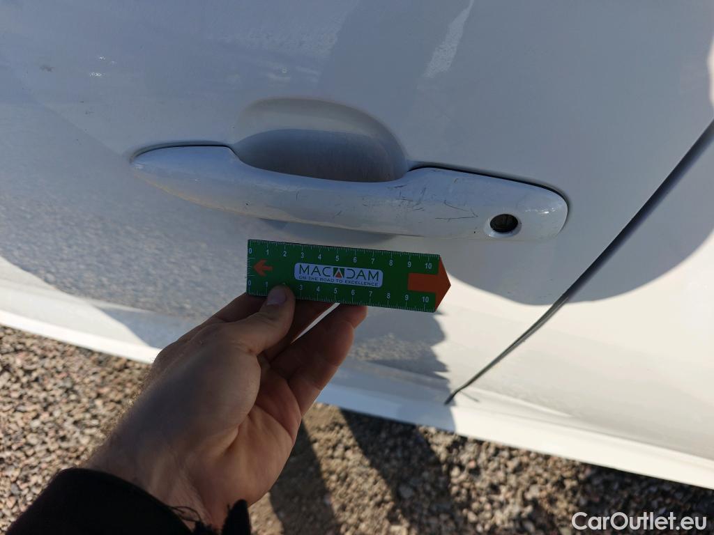  Toyota  Yaris TOYOTA  / 2020 / 5P / berlina con portón 1.5 120H Business Plus #64