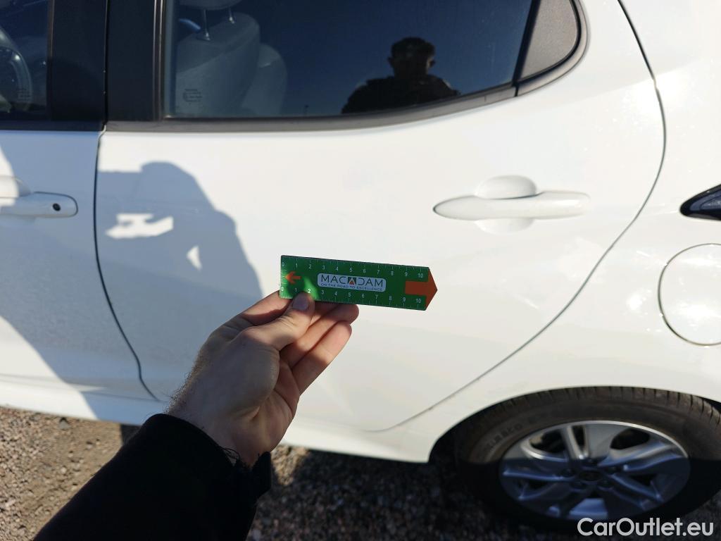  Toyota  Yaris TOYOTA  / 2020 / 5P / berlina con portón 1.5 120H Business Plus #9