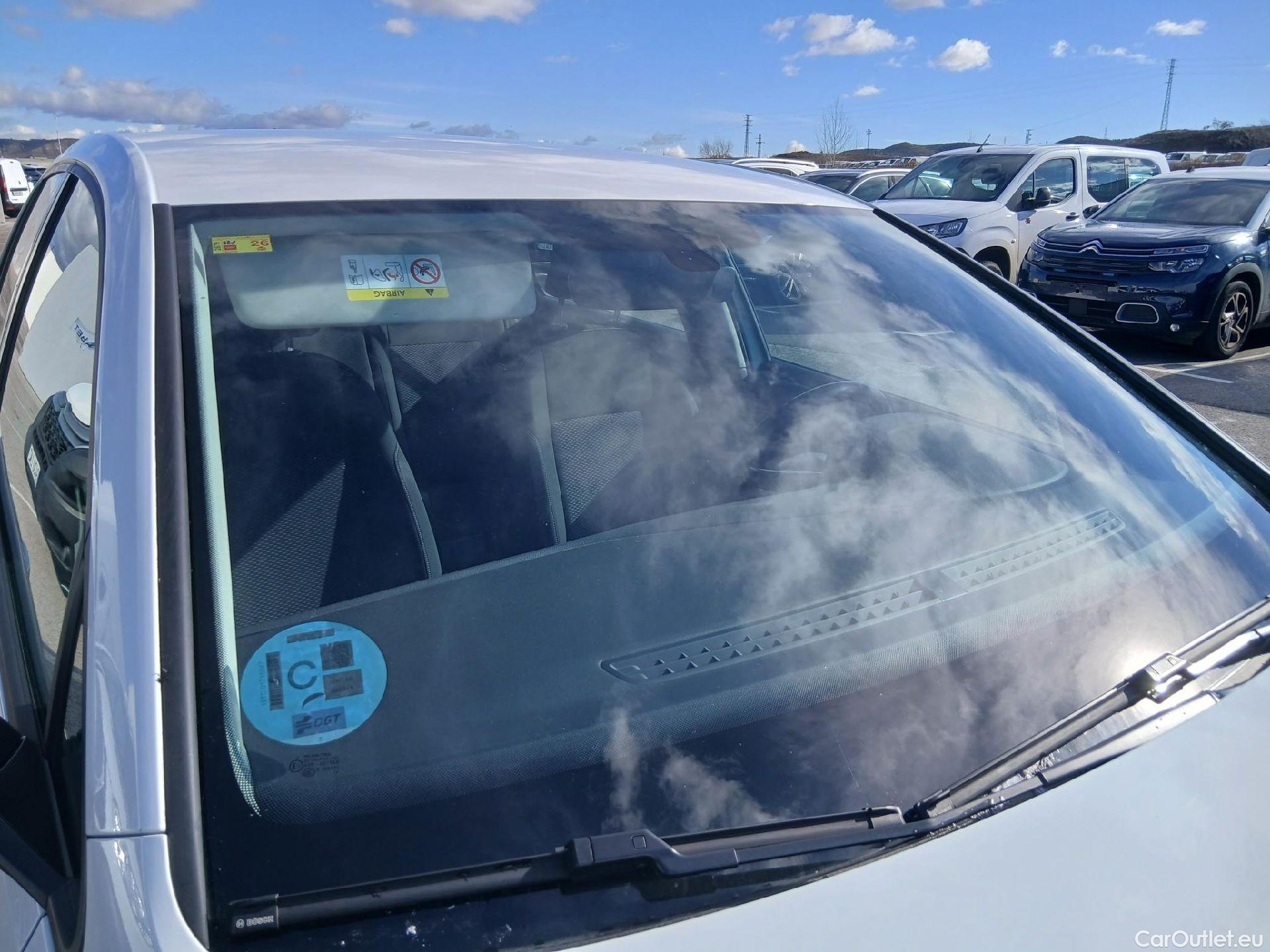  Volkswagen  Golf  VOLKSWAGEN / 2016 / 5P / berlina con portón Last Edition 1.6 TDI 85kW (115CV) #5