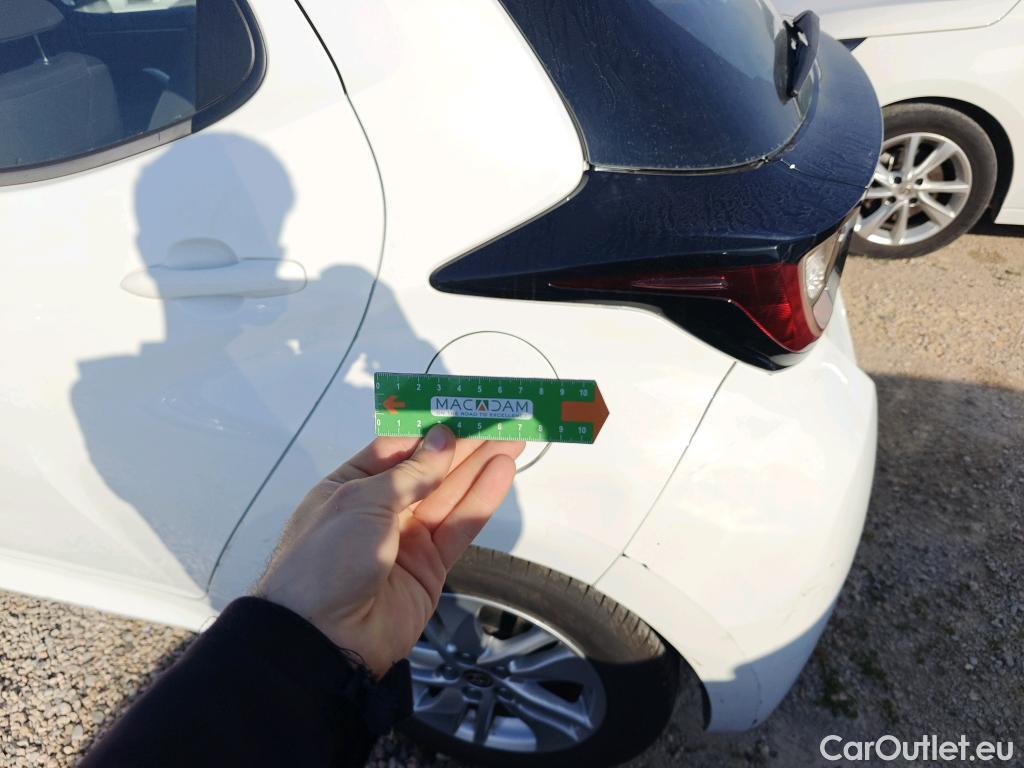  Toyota  Yaris TOYOTA  / 2020 / 5P / berlina con portón 1.5 120H Business Plus #5