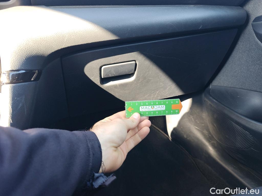  Toyota  Yaris TOYOTA  / 2020 / 5P / berlina con portón 1.5 120H Business Plus #54