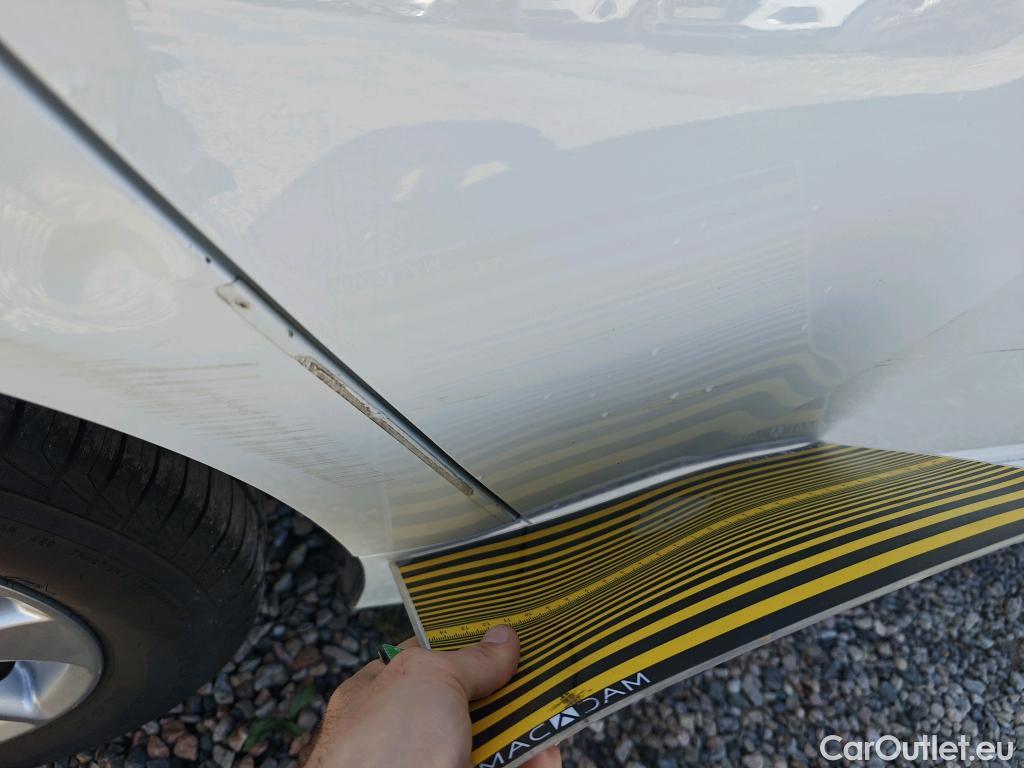  Toyota  Yaris TOYOTA  / 2020 / 5P / berlina con portón 1.5 120H Business Plus #48