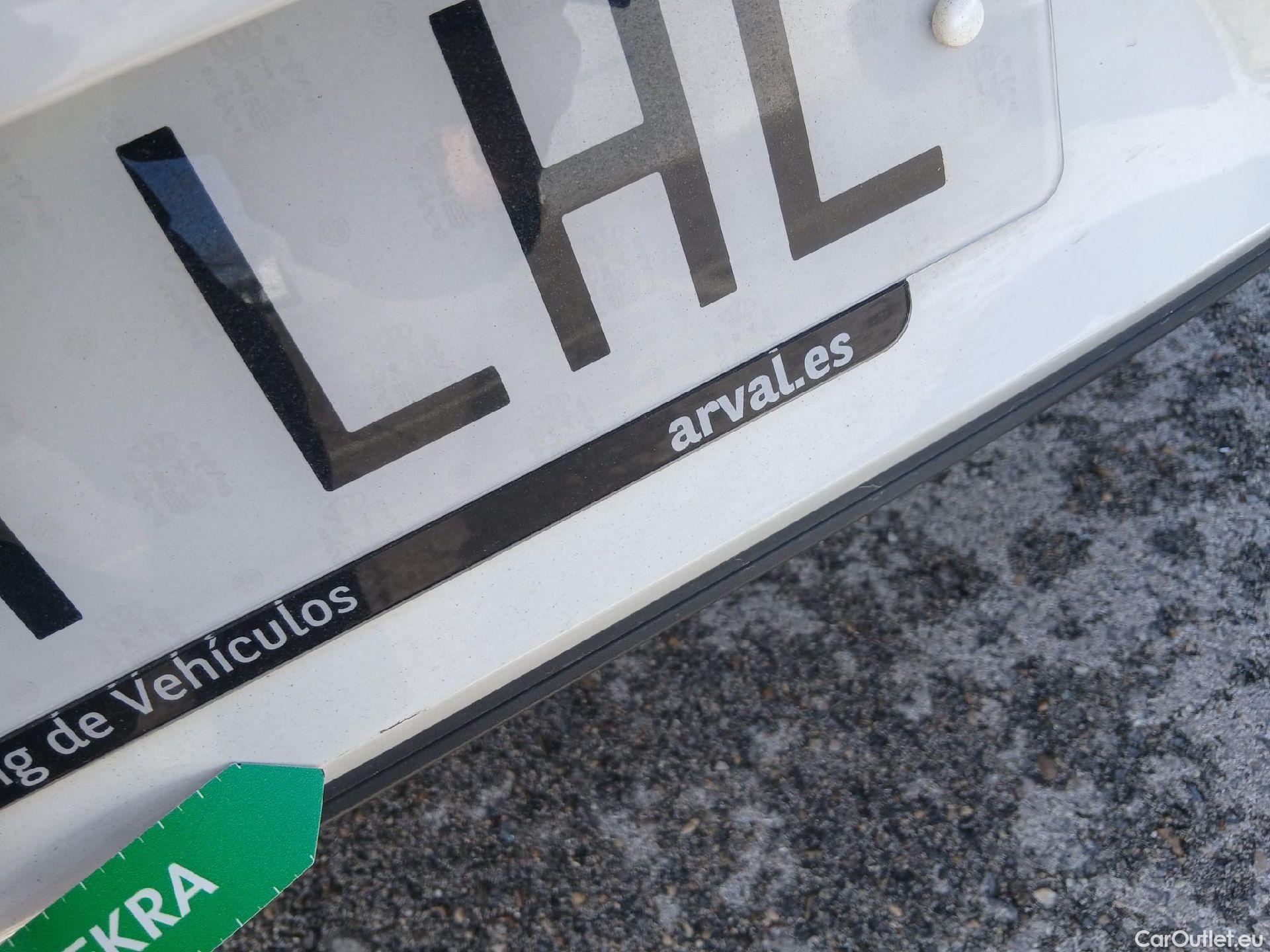  Volkswagen  Golf  VOLKSWAGEN / 2016 / 5P / berlina con portón Last Edition 1.6 TDI 85kW (115CV) #21