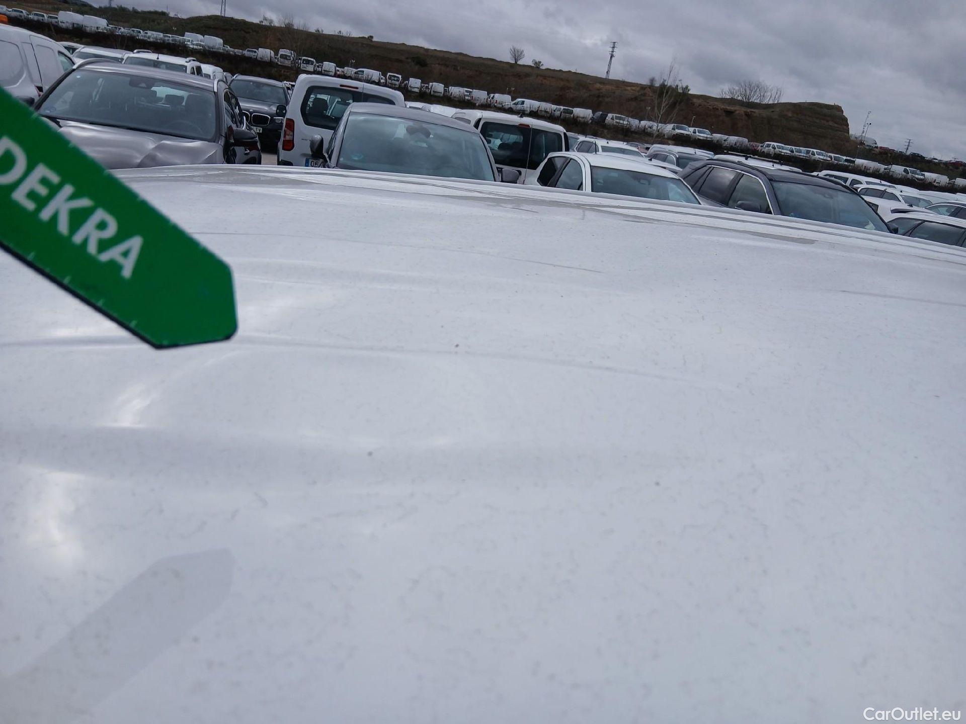  Toyota  RAV4 TOYOTA  / 2018 / 5P / todoterreno 2.5l 220H Business 4WD #28