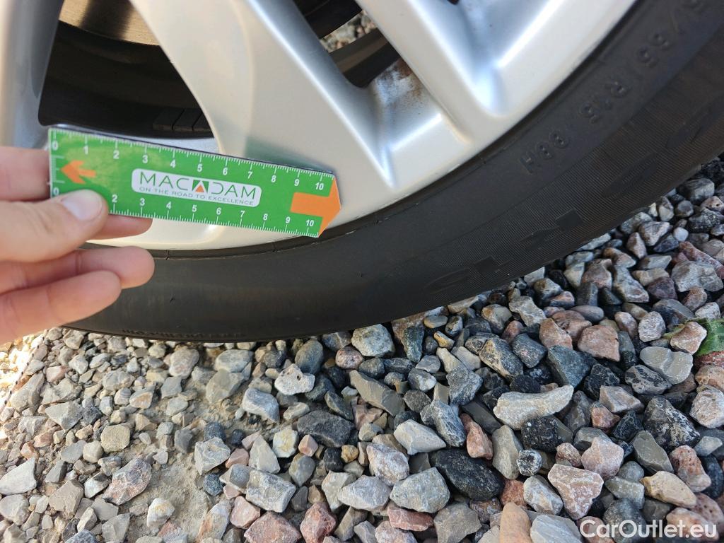  Toyota  Yaris TOYOTA  / 2020 / 5P / berlina con portón 1.5 120H Business Plus #70