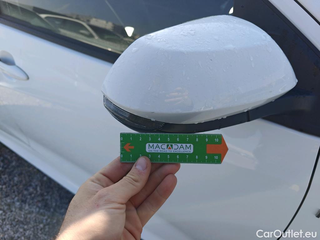  Toyota  Yaris TOYOTA  / 2020 / 5P / berlina con portón 1.5 120H Business Plus #71