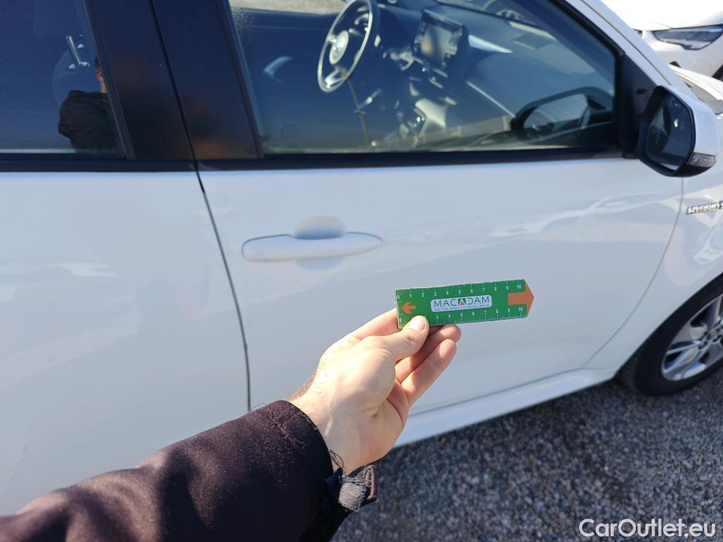  Toyota  Yaris TOYOTA  / 2020 / 5P / berlina con portón 1.5 120H Business Plus #30