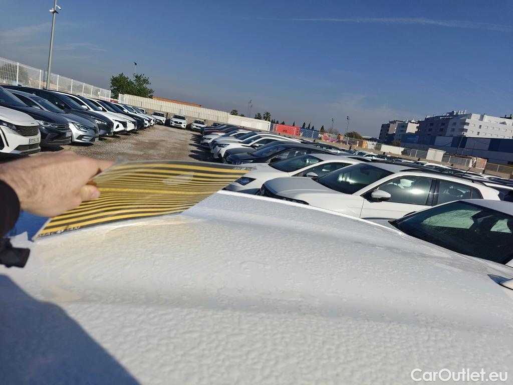  Toyota  Yaris TOYOTA  / 2020 / 5P / berlina con portón 1.5 120H Business Plus #3