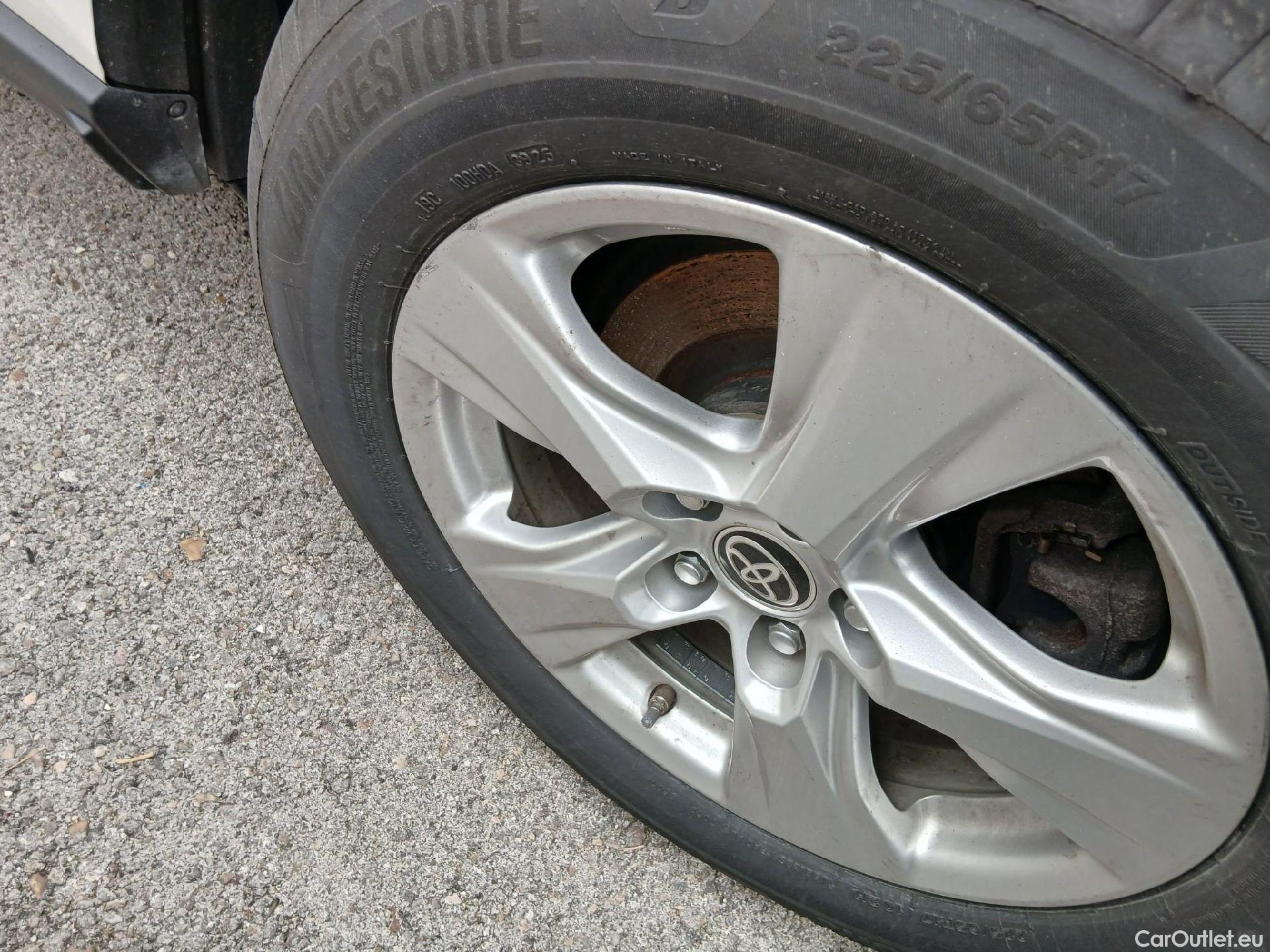  Toyota  RAV4 TOYOTA  / 2018 / 5P / todoterreno 2.5l 220H Business 4WD #1