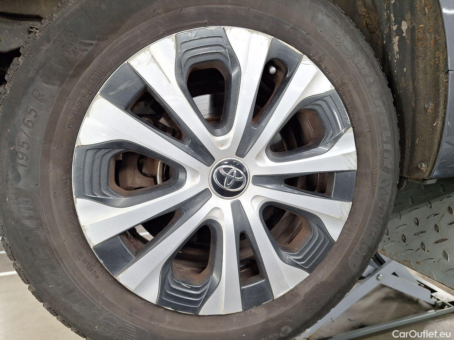  Toyota  Prius Toyota,  '15, Toyota  1.8 VVT-i Hybrid Lounge 5d #3