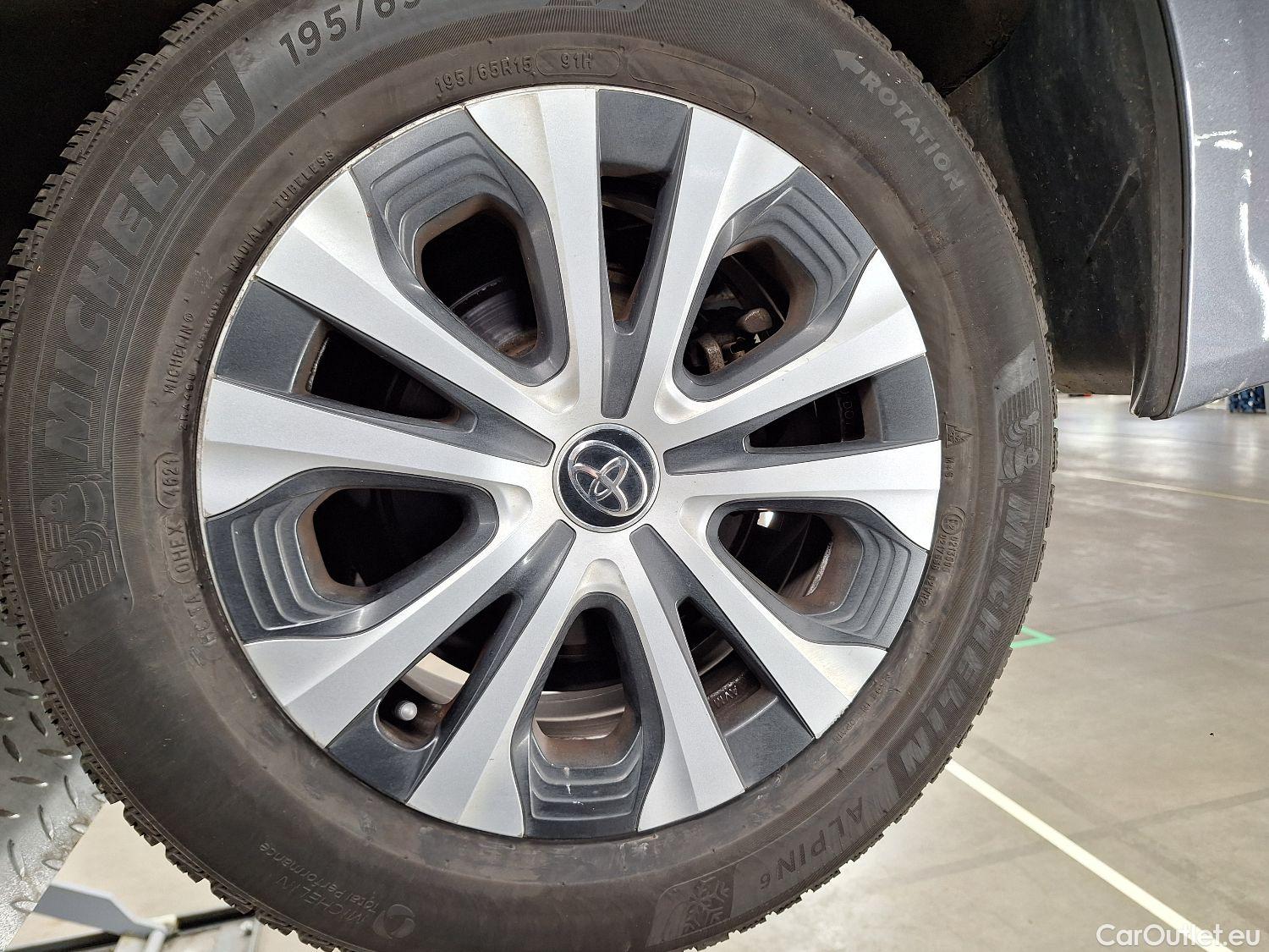  Toyota  Prius Toyota,  '15, Toyota  1.8 VVT-i Hybrid Lounge 5d #5