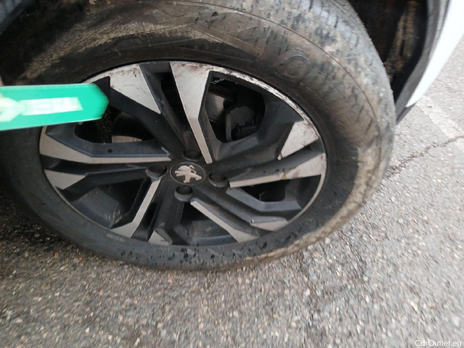  Peugeot  2008 PEUGEOT  / 2019 / 5P / todoterreno Allure BlueHDI 81kW (110CV) #28