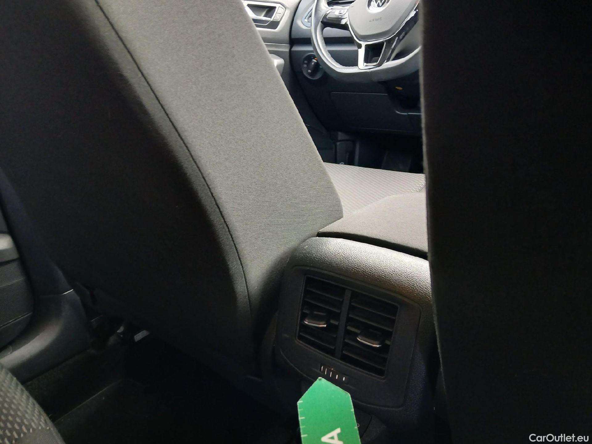  Volkswagen  T-ROC VOLKSWAGEN  / 2017 / 5P / todoterreno Edition 1.0 TSI 85kW (115CV) #2