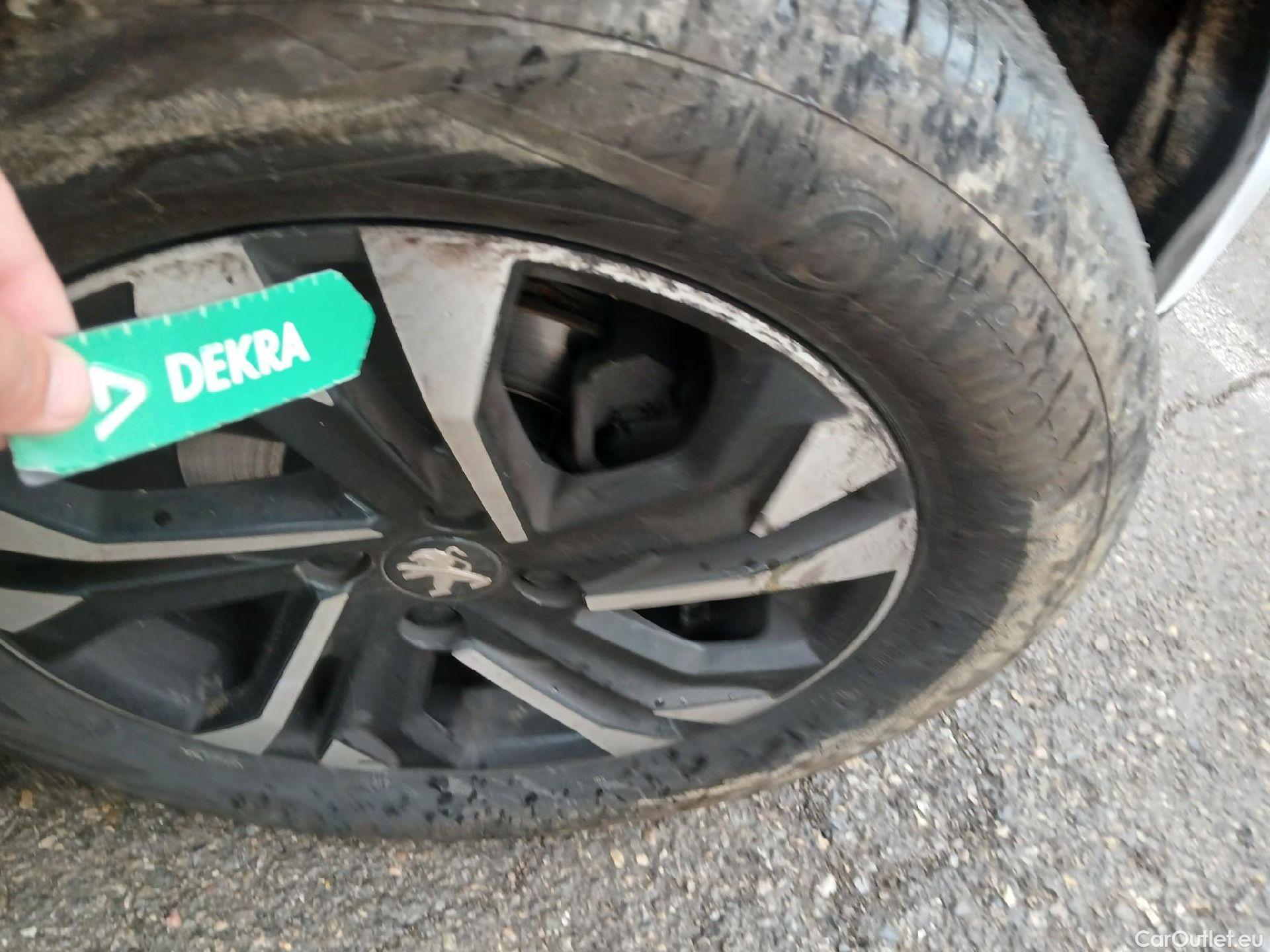  Peugeot  2008 PEUGEOT  / 2019 / 5P / todoterreno Allure BlueHDI 81kW (110CV) #27