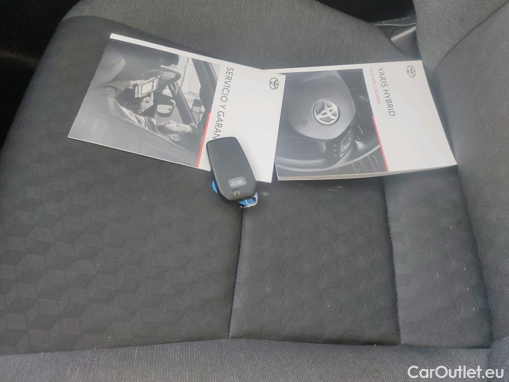  Toyota  Yaris TOYOTA  / 2020 / 5P / berlina con portón 1.5 120H Active Tech #1