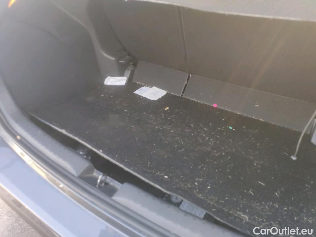  Toyota  Yaris TOYOTA  / 2020 / 5P / berlina con portón 1.5 120H Active Tech #24