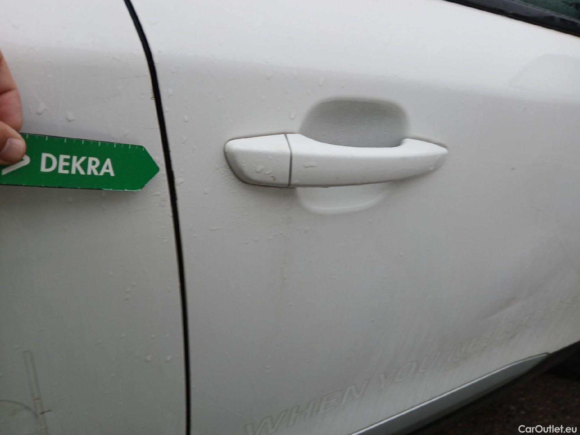  Peugeot  2008 PEUGEOT  / 2019 / 5P / todoterreno Allure BlueHDI 81kW (110CV) #24