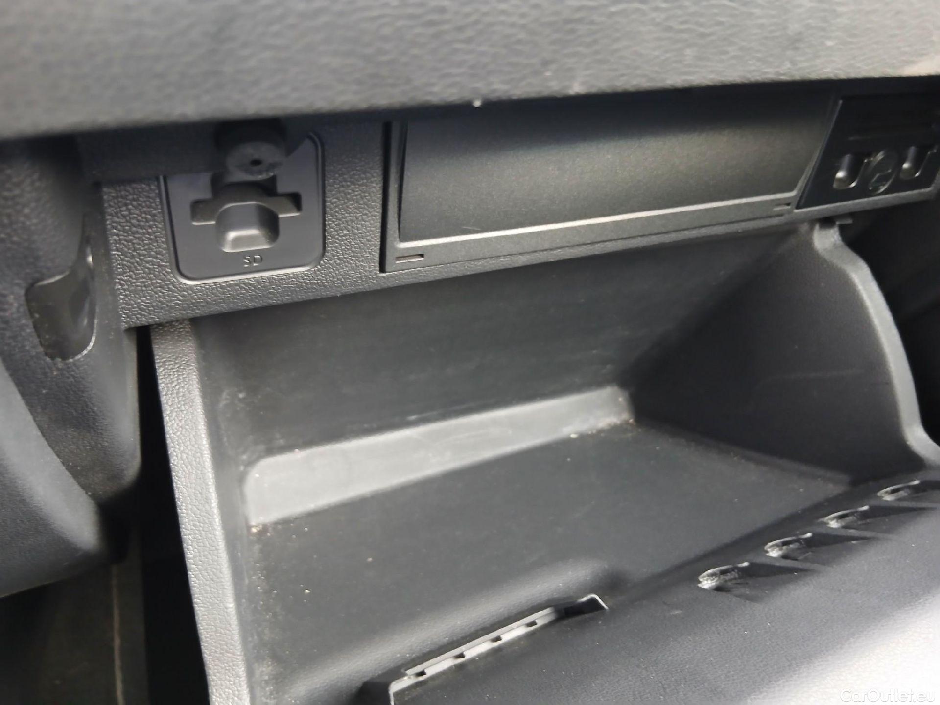  Volkswagen  Polo VOLKSWAGEN  / 2021 / 5P / berlina con portón Life 1.0 TSI 70kW (95CV) #1