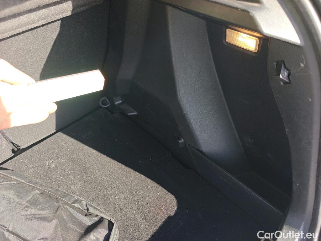  Peugeot  2008 PEUGEOT  / 2019 / 5P / todoterreno Allure BlueHDI 81kW (110CV) #20