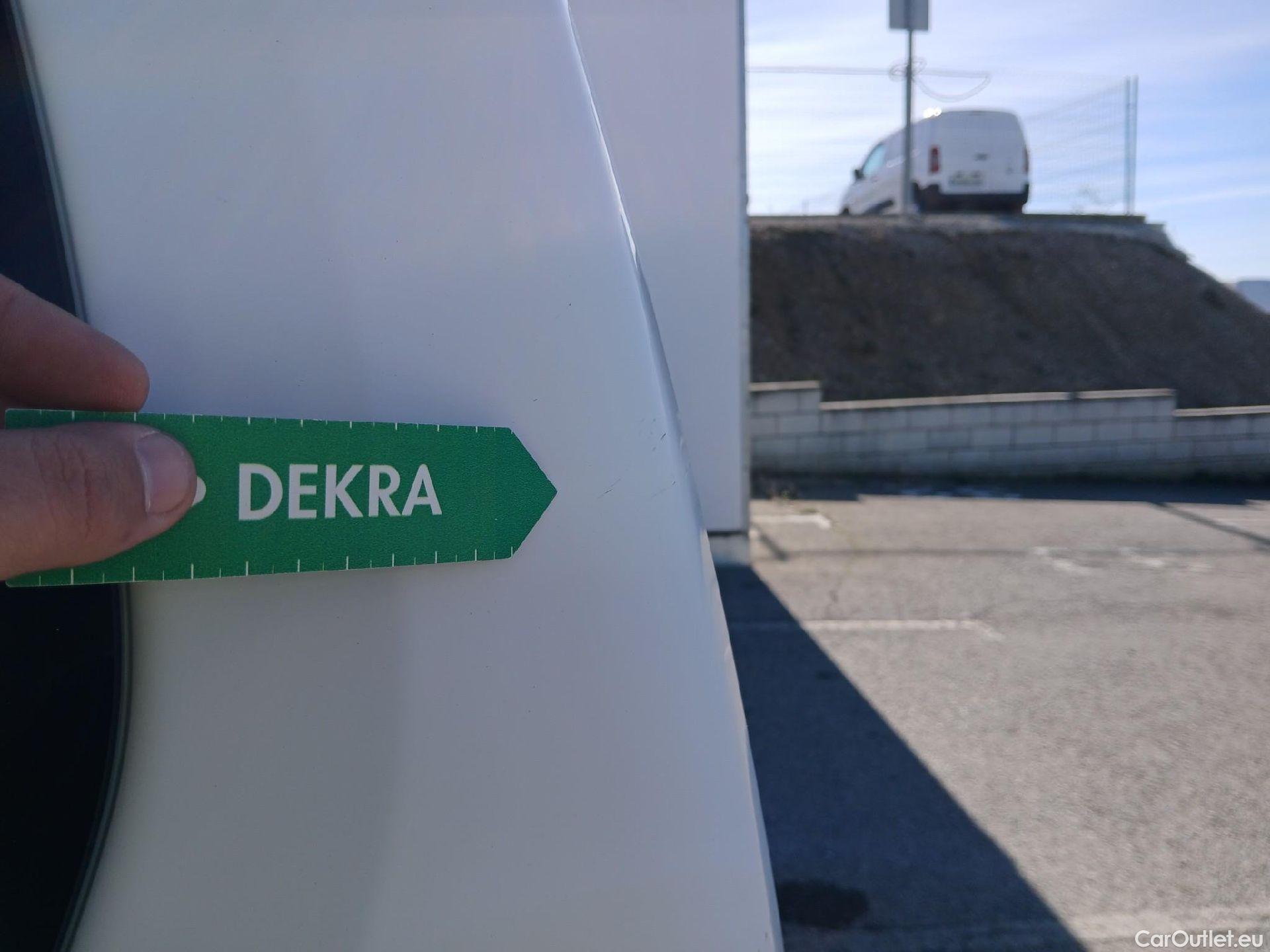  Citroen  Berlingo CITROEN  / 2018 / 4P / combi Talla M BlueHDi 100 LIVE (AC) #40