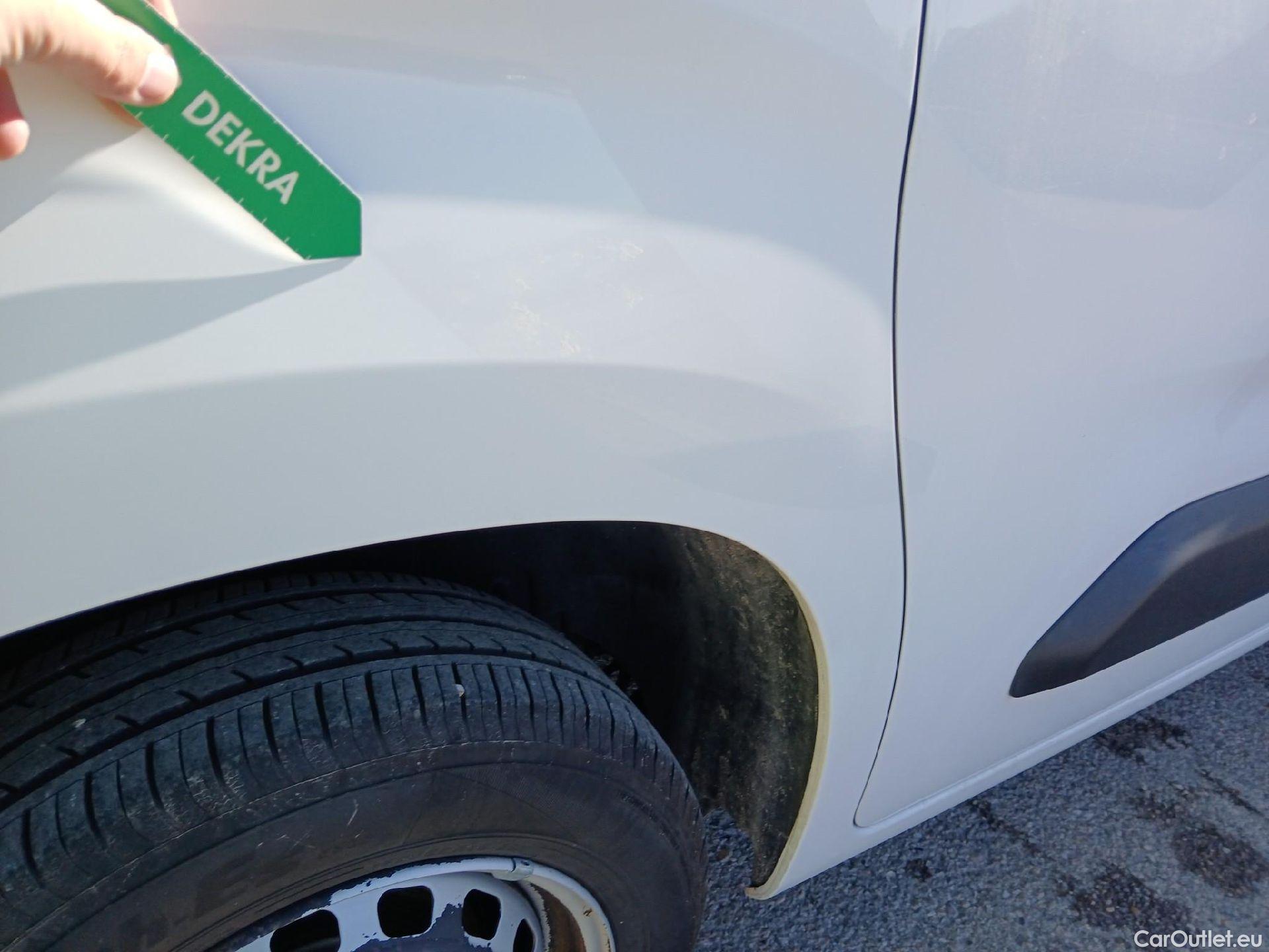  Citroen  Berlingo CITROEN  / 2018 / 4P / combi Talla M BlueHDi 100 LIVE (AC) #42