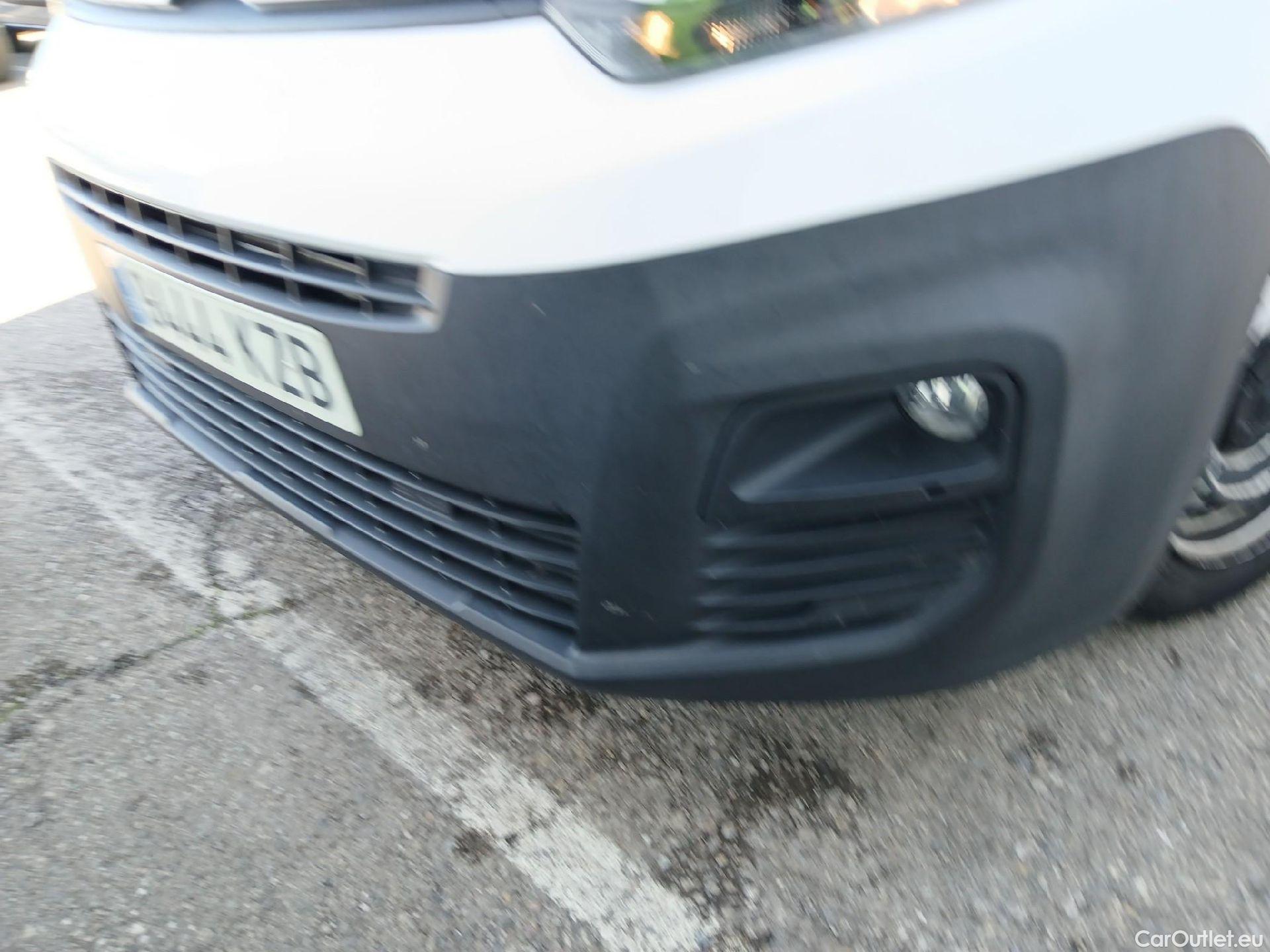  Citroen  Berlingo CITROEN  / 2018 / 4P / combi Talla M BlueHDi 100 LIVE (AC) #18