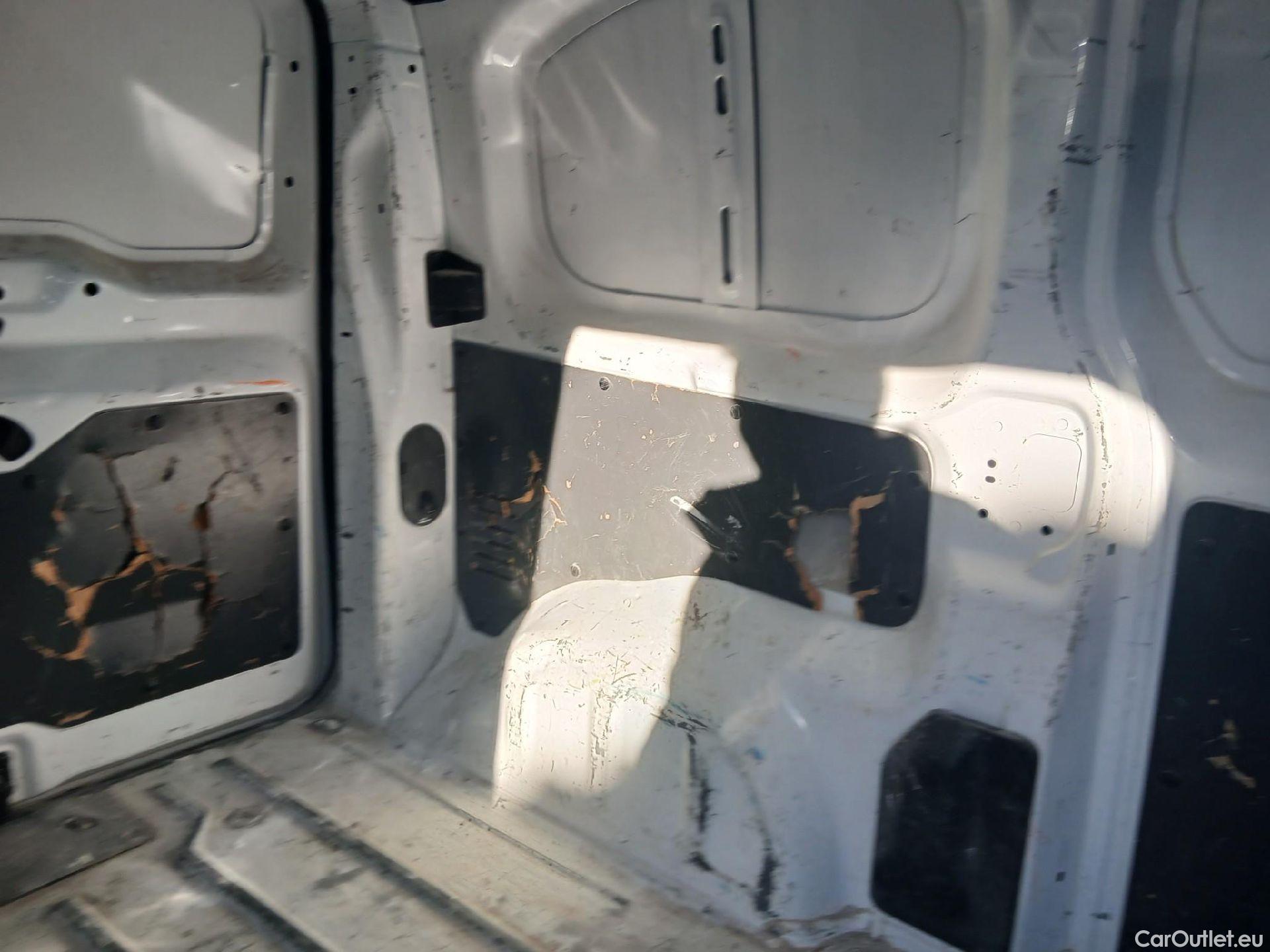  Opel  Vivaro OPEL  / 2019 / 4P / furgón  1.5 Diésel 74kW(100CV)M Std Exp #35