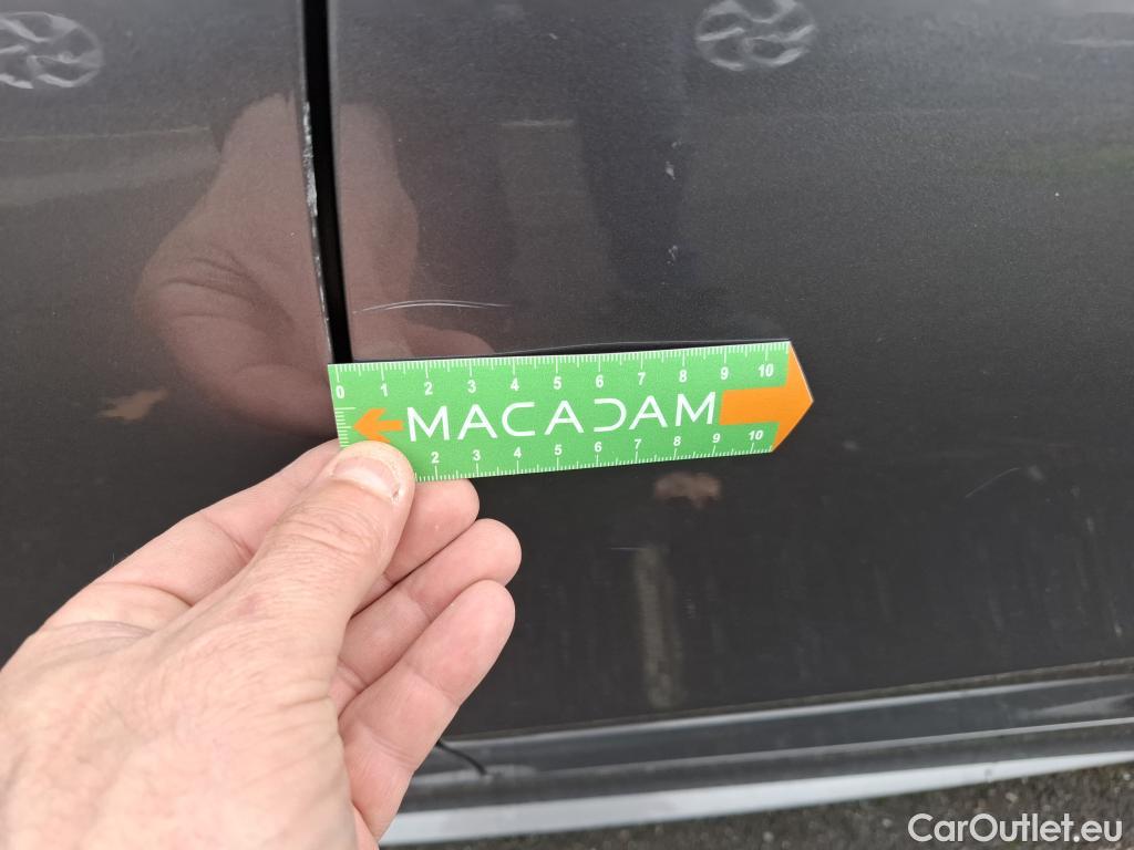  Mercedes  A-Klasse MERCEDES-BENZ Classe A Compact / 2018 / 5P / Berline A 180 d AMG Line #25