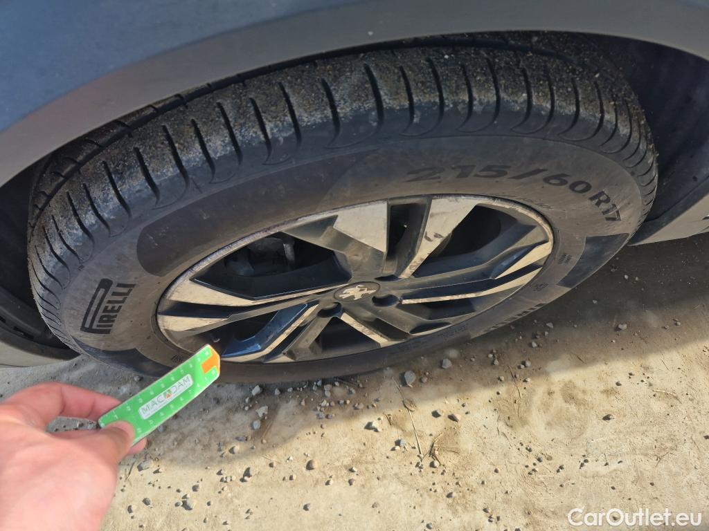  Peugeot  2008 PEUGEOT  / 2019 / 5P / todoterreno Allure BlueHDI 81kW (110CV) #4