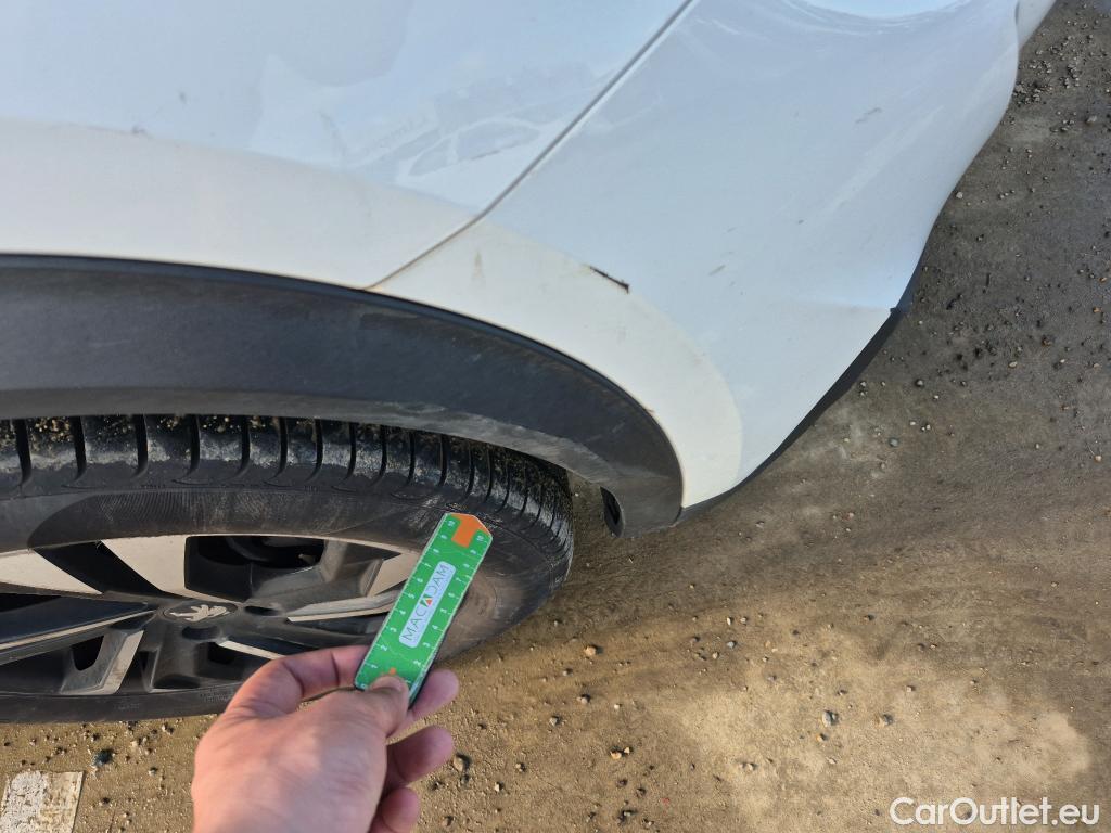  Peugeot  2008 PEUGEOT  / 2019 / 5P / todoterreno Allure BlueHDI 81kW (110CV) #23