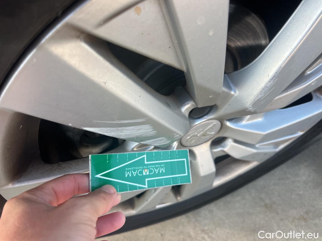  Peugeot  3008 PEUGEOT  / 2020 / 5P / todoterreno 1.2 PureTech 96KW S&S Active Pack EAT8 #18