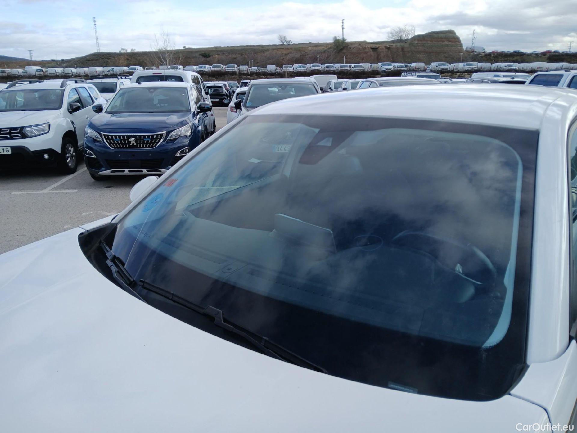  Peugeot  2008 PEUGEOT  / 2019 / 5P / todoterreno Active Pack BlueHDI 81kW (110CV) #4