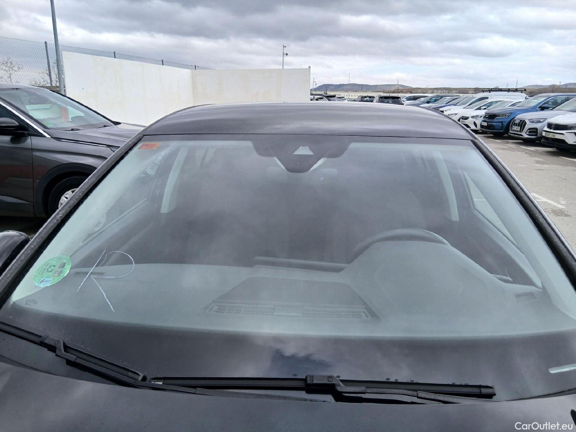  Volkswagen  Golf  VOLKSWAGEN / 2020 / 5P / berlina con portón Life 2.0 TDI 85kW (115CV) #4