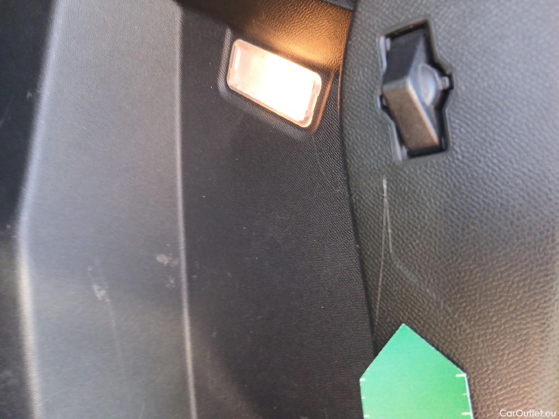  Peugeot  2008 PEUGEOT  / 2019 / 5P / todoterreno Active BlueHDI 81kW (110CV) #26