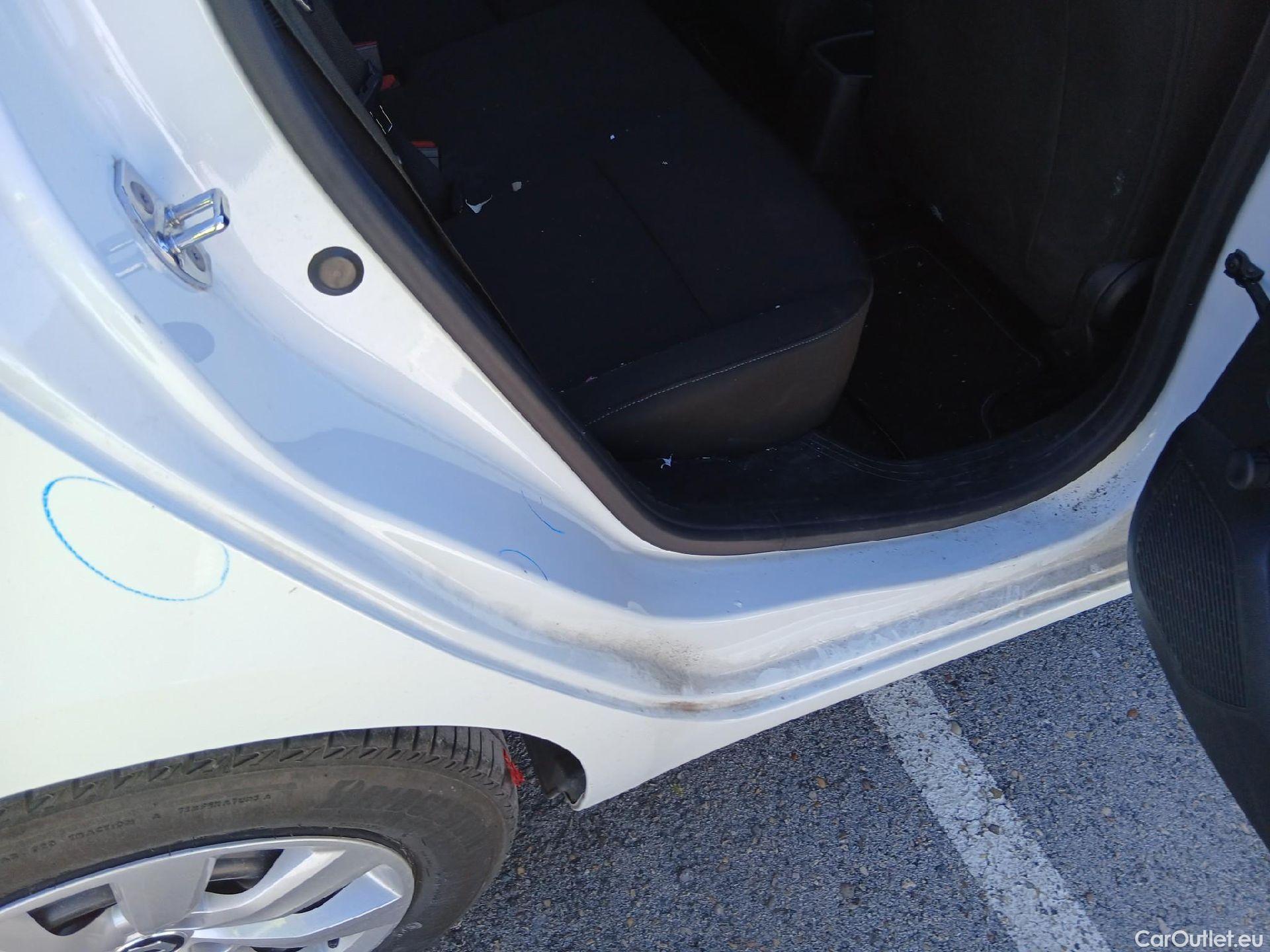  Renault  Clio RENAULT  / 2019 / 5P / berlina con portón Business Blue dCi (100CV) #39