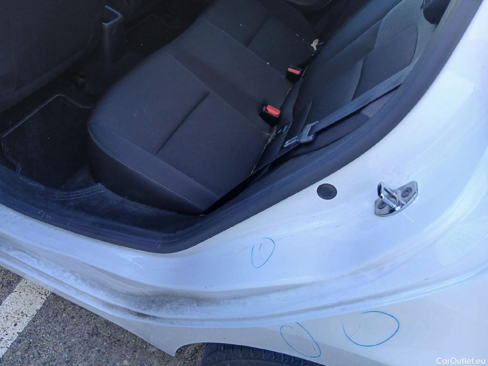  Renault  Clio RENAULT  / 2019 / 5P / berlina con portón Business Blue dCi (100CV) #36