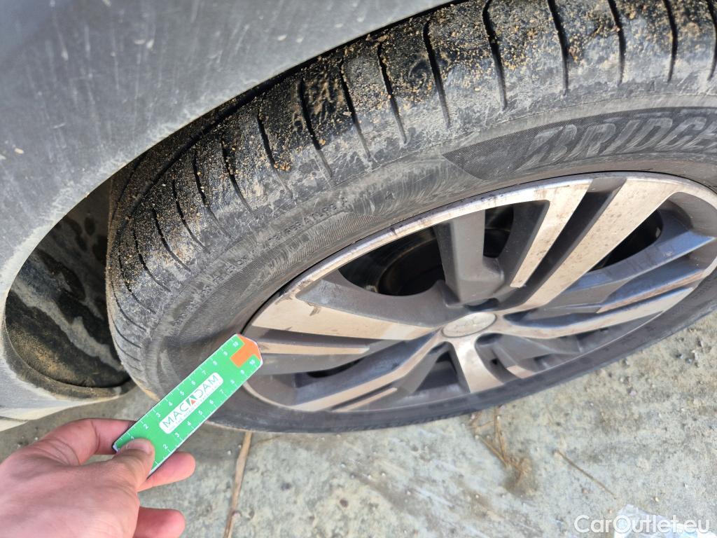  Peugeot  3008 PEUGEOT  / 2020 / 5P / todoterreno 1.5 BlueHDi 96kW (130CV) S&S Allure EAT8 #4