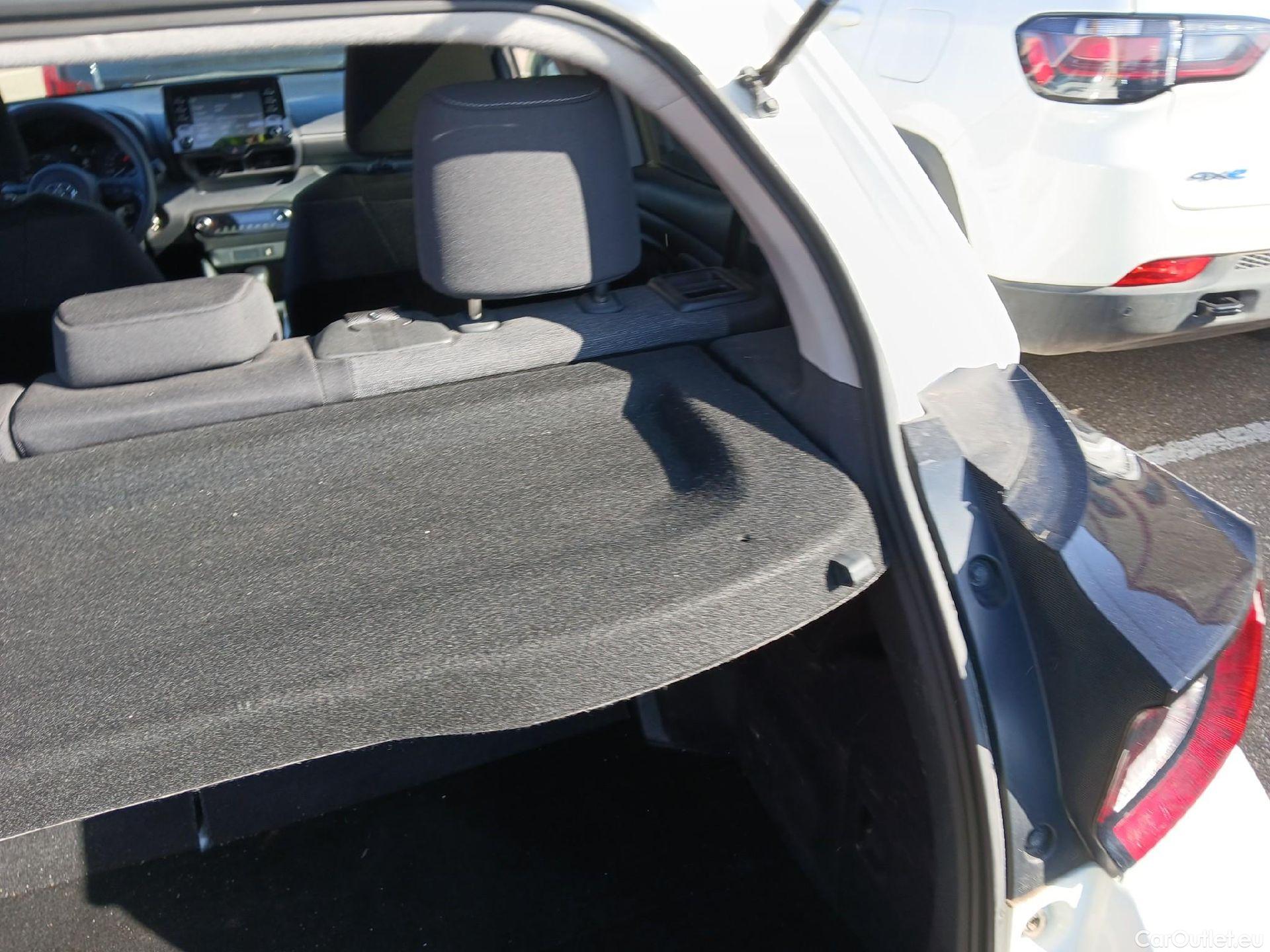  Toyota  Yaris TOYOTA  / 2020 / 5P / berlina con portón 1.5 120H Business Plus #3