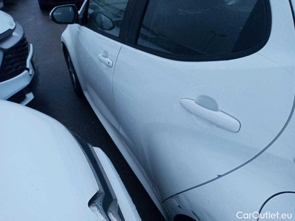  Toyota  Yaris TOYOTA  / 2020 / 5P / berlina con portón 1.5 120H Business Plus #6