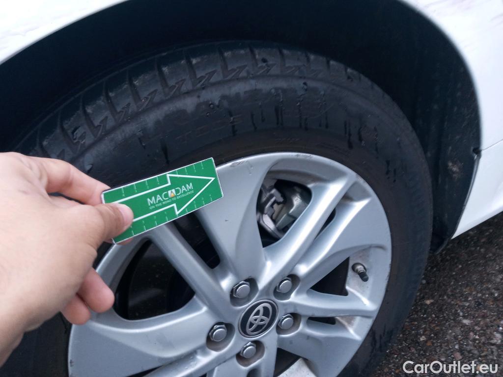  Toyota  Yaris TOYOTA  / 2020 / 5P / berlina con portón 1.5 120H Business Plus #25